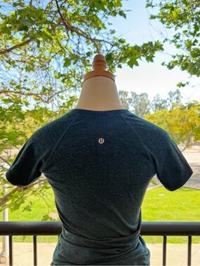 Lululemon Swiftly Tech Short Sleeve Top XS Light Blue Fitted Workout Tee